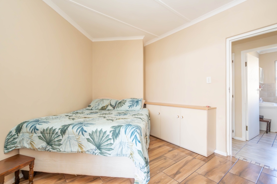 8 Bedroom Property for Sale in Middedorp Western Cape